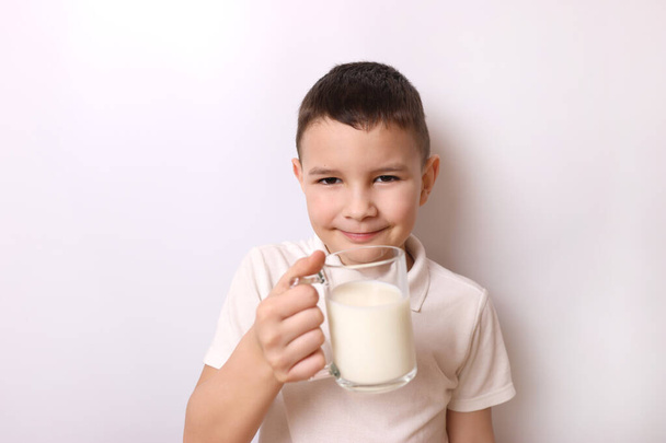 El chico probó deliciosa leche. Comida saludable para niños. - Foto, imagen