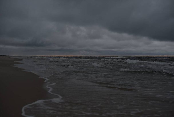 Foto notturna del mare tempestoso. Mar Baltico Polonia - Foto, immagini