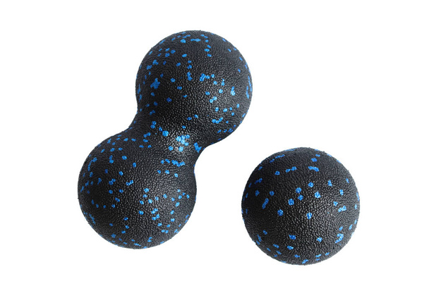 Hieronta setti: musta sininen pallo ja mfr kaksinkertainen pallo eristetty valkoisella pohjalla. Lähemmäs. Vaahto liikkuva on itse myofascial release tekniikka. Kuntolaitteiden konsepti - Valokuva, kuva