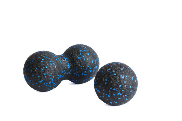 Masaj seti: Siyah mavi bir top ve beyaz zemin üzerinde izole edilmiş mfr çift top. Yakın plan. Köpük yuvarlama, kendi kendine miyofasiyal çıkış tekniğidir. Fitness ekipmanı kavramı. - Fotoğraf, Görsel