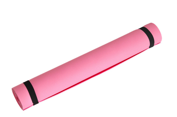 Eine rosa Yogamatte isoliert auf weißem Hintergrund. Konzept für Fitnessgeräte. - Foto, Bild