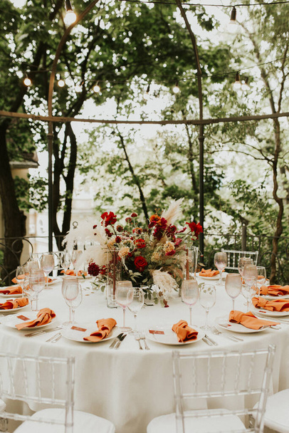 Moderno ajuste de mesa de boda elegante. La decoración de la boda. Los colores pastel ramo de flores. Hermosas decoraciones naturales de la boda. Decoraciones de boda minimalistas - Foto, imagen