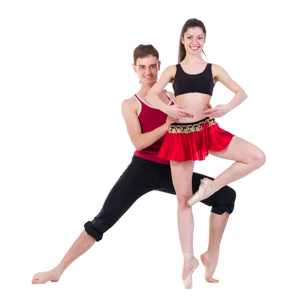 Volledige lengte van jonge ballet paar dansen op witte achtergrond - Foto, afbeelding
