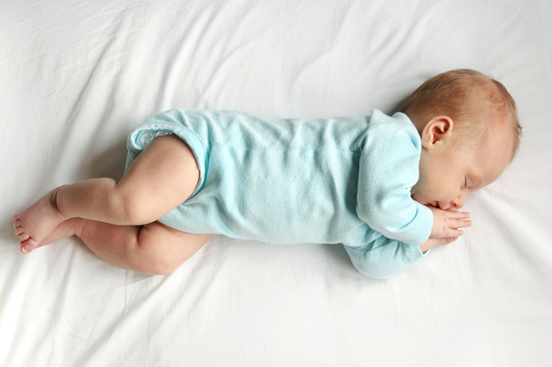 Doux nouveau-né dormant sur lit blanc
 - Photo, image