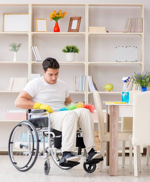 Niepełnosprawny sprzątaczka robi prace domowe - Zdjęcie, obraz