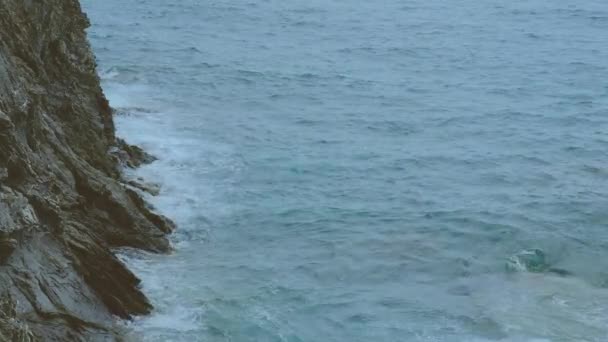 地中海の波が花崗岩に衝突する 岩の海岸です。 高品質の4k映像 - 映像、動画