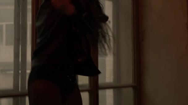 Asiatin beim langsamen Tanz. Modemensch auf der Fensterbank, seichter Fokus. Schöne sexy junge Frau. Urbaner Stil - Filmmaterial, Video