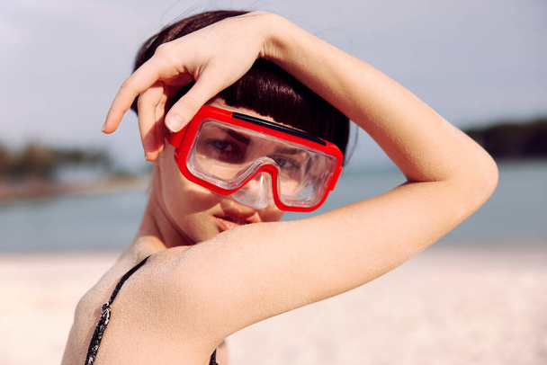 Joyful Woman Snorkelen in Red Fashion Badpak, glimlachen tegen de achtergrond van Tropical Beach - Foto, afbeelding