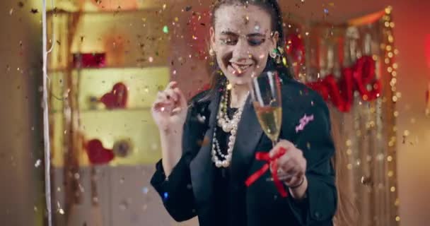Joven alegre sosteniendo flauta de champán mientras baila en casa durante el día de Galentines - Imágenes, Vídeo