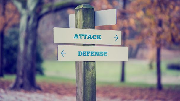 Rustieke houten teken in een herfst park met de woorden Attack - Def - Foto, afbeelding