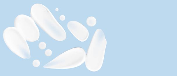 Serie di macchie di crema e gocce di gel trasparente su uno sfondo blu. Spazio vuoto - Foto, immagini