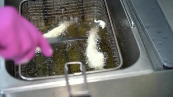 Közelkép egy szakács sült garnélarák - Felvétel, videó