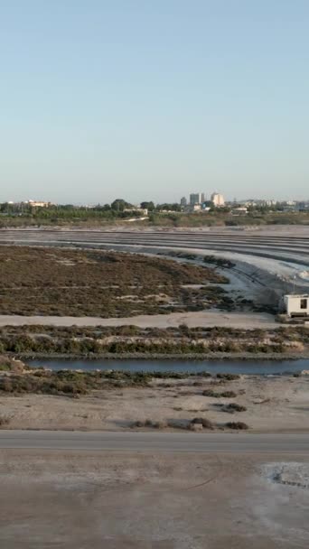 Aerial View Of Las Salinas de Torrevieja, Salt Production Industry Alicante, Spanyolország. drone pullback - Függőleges 1080 videó - Felvétel, videó