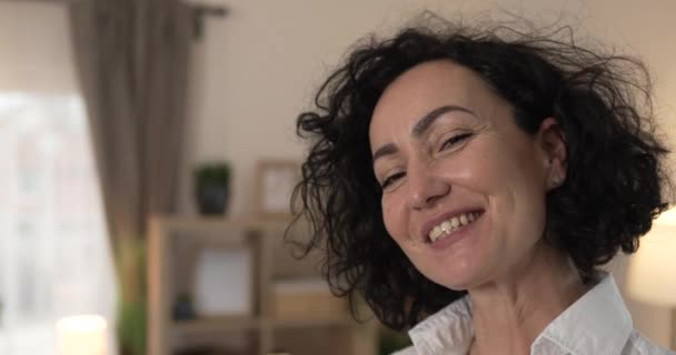Olgun beyaz kadın beyaz gömlek giyer mutlu bir gülümseme portresi yakın çekim - Video, Çekim