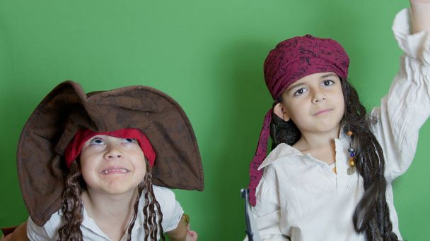 Roztomilé děti si hrají na piráty. školák dělá legrační výrazy ve tváři. izolované na zeleném pozadí. Kvalitní fotografie - Fotografie, Obrázek