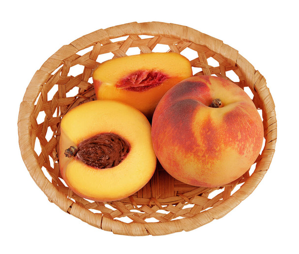 Kypsä persikka hedelmiä puoli paju kori eristetty valkoisella pohjalla, jossa on täysi syvyys kentän. Huippunäkymä. Litteä. - Valokuva, kuva