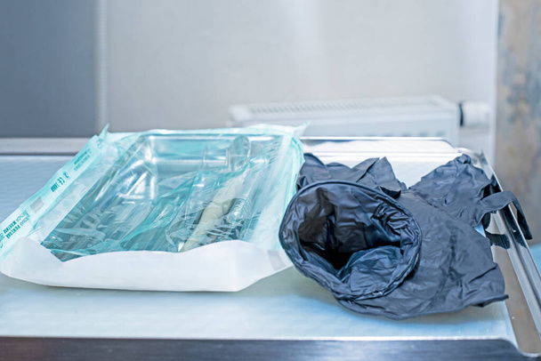μαύρα γάντια γιατρού μιας χρήσης δίπλα σε όργανα - Φωτογραφία, εικόνα