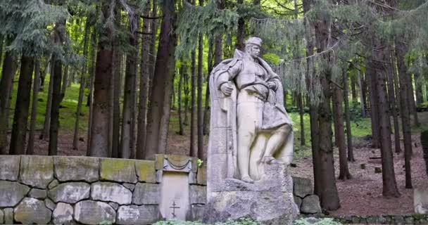 Bulgária, Buzludzha, Hadzhi Dimitar emlékmű szobor mély bolgár erdőben, 4K mozi videó - Felvétel, videó