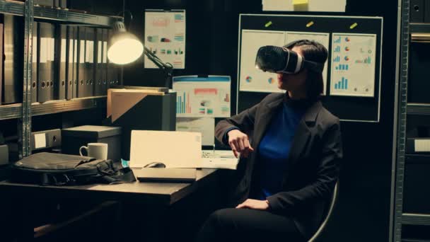 Πράκτορας επιβολής του νόμου δουλεύει με γυαλιά εικονικής πραγματικότητας στην αίθουσα συμβάντων, αναπαράγοντας το χρονοδιάγραμμα του εγκλήματος με την καινοτομία τεχνητής νοημοσύνης. Ο αστυνομικός χρησιμοποιεί οπτικά διαδραστικά ακουστικά VR. Κάμερα Α. - Πλάνα, βίντεο