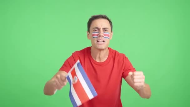 Video im Studio mit einem Mann, der eine costa-ricanische Nationalflagge schwenkt und wütend über eine Schiedsrichterentscheidung ist - Filmmaterial, Video