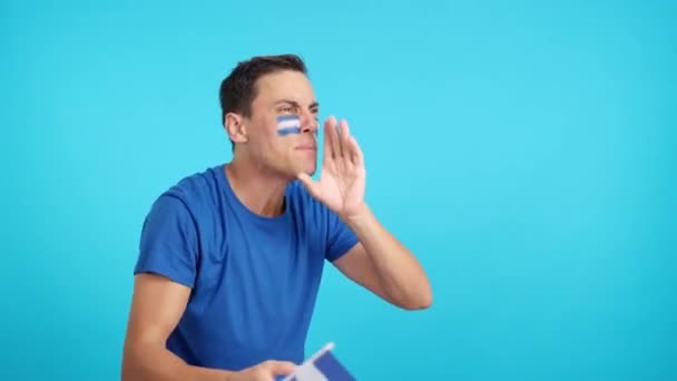 Video en estudio con croma de un hombre mirando hacia otro lado ondeando una bandera nacional salvadoreña, enojado con una decisión de árbitros - Metraje, vídeo