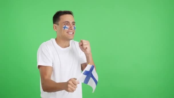 Video im Studio mit dem Chroma eines nervösen Mannes, der für Finnland jubelt, während eines spannenden Matches, das letztlich verloren ist, wenn man wegschaut - Filmmaterial, Video