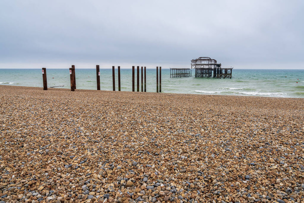 Pozůstatky zničeného západního mola v Brightonu, východní Sussex, Anglie, Velká Británie - Fotografie, Obrázek