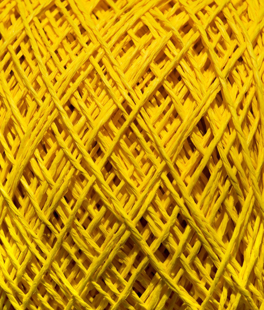 Раффия жёлтая. Крупный план клочка ECO raffia. Вязание. Эко материал для ручной работы. - Фото, изображение