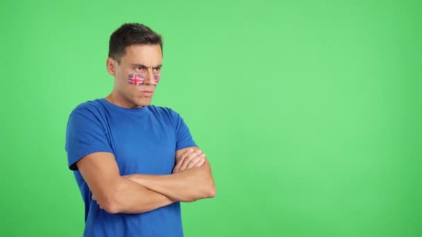 Video im Studio mit dem Chroma eines Mannes mit britischer Flagge im Gesicht, der mit ernstem Gesichtsausdruck wegschaut - Filmmaterial, Video