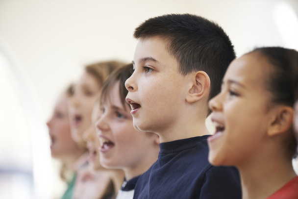 Grupo de niños de la escuela cantando en coro juntos
 - Foto, imagen