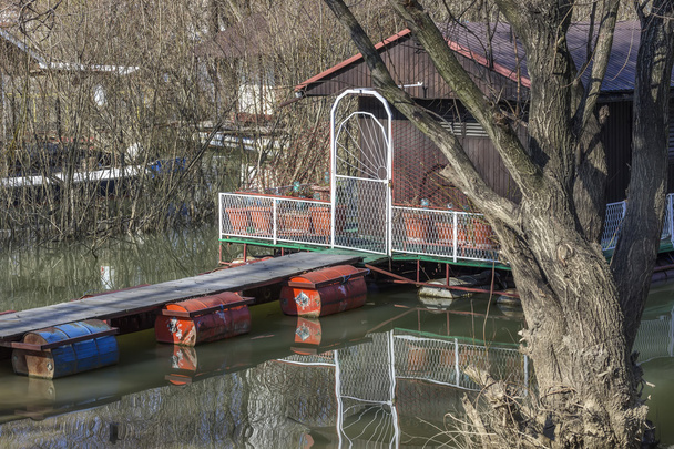 A híd a kis fa lakóhajó - Fotó, kép