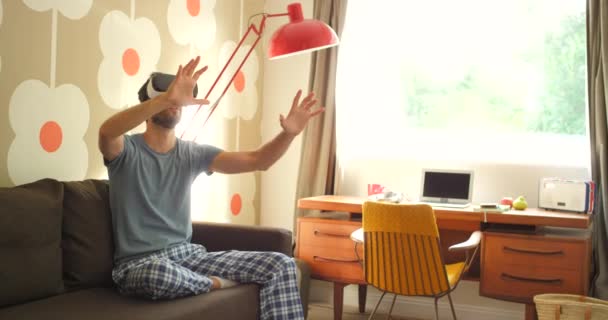 Man, headset en virtual reality of futuristisch in appartement of metaverse verkennen voor fantasie, simulatie of innovatie. Man, bril en online video game met internet, technologie of plezier. - Video