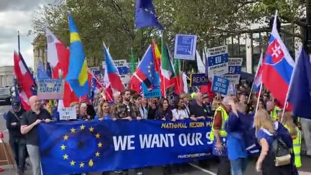 Londýn, Velká Británie. 23. září2023. Pro-EU příznivci s vlajkami a plakáty na anti-brexitském národním shromáždění Rejoin March v Londýně vyzývají Spojené království, aby se znovu připojilo k Evropské unii. - Záběry, video