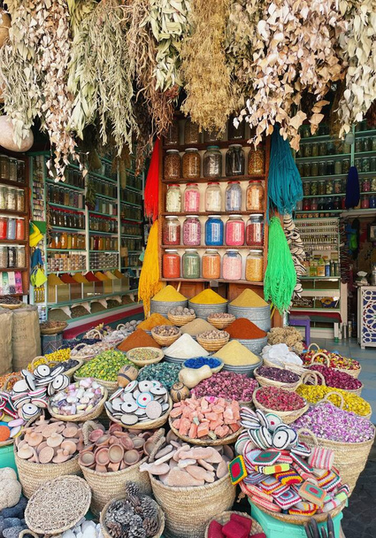 yrttejä ja mausteita kauppa souk basaari Marrakech - Valokuva, kuva