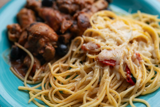 Poulet italien ragoût de chasseur de Cacciatore aux nouilles spaghetti - Photo, image