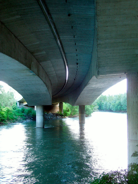 een betonnen balkenbrug als een constructie die natuurlijke obstakels voor verkeer en vervoer doorkruist - Foto, afbeelding