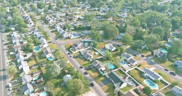 Eri rakennettu talot sijaitsevat naapurustossa metsäalueiden välillä amerikkalainen kaupunki sijaitsee New Jersey - Materiaali, video
