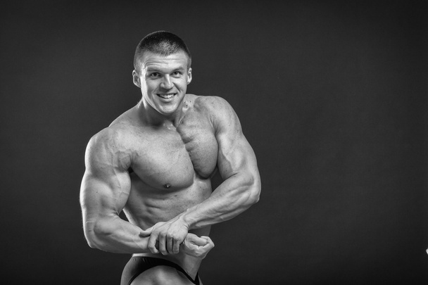 μυώδης άνδρας bodybuilder - Φωτογραφία, εικόνα