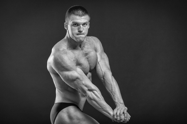 μυώδης άνδρας bodybuilder - Φωτογραφία, εικόνα