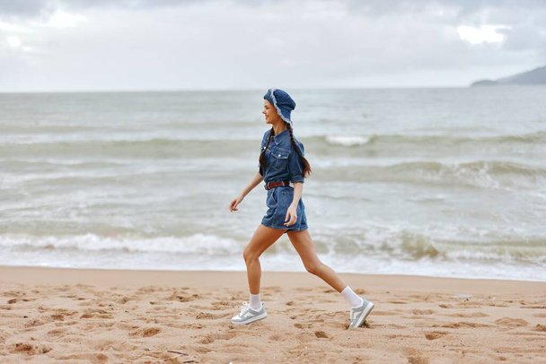Mujeres activas corriendo en la playa, disfrutando de la serenidad de un atardecer de verano - Foto, imagen