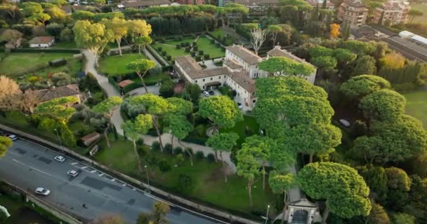 Vista aérea do histórico Palácio Romano. Um belo edifício no parque. Imagens 4k de alta qualidade - Filmagem, Vídeo