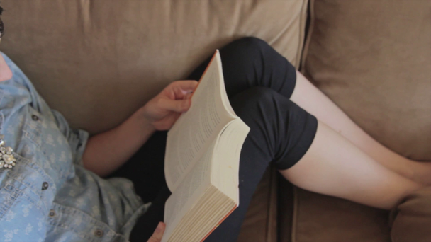 Woman reading a book - Záběry, video