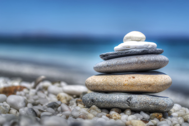 pierres empilées sur des cailloux blancs près du rivage
 - Photo, image