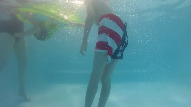 Άνθρωποι σε μια πισίνα - Πλάνα, βίντεο