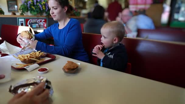 family at fast food restaurant - Felvétel, videó