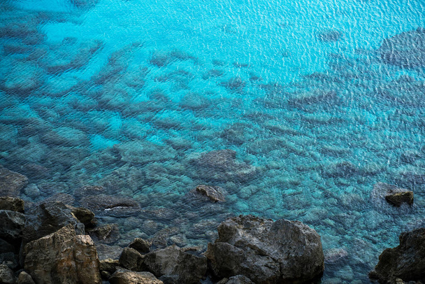 Vista superior da praia rochosa com águas cristalinas turquesa, Parque Nacional do Cabo Greco, Chipre - Foto, Imagem