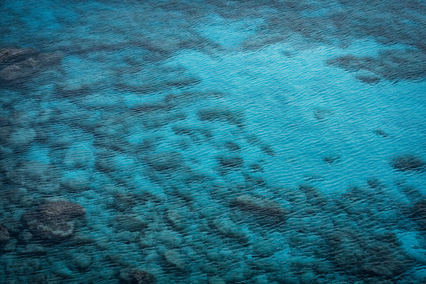 Blue Lagoon vista com rochas e pedras na água do mar, snorkeling paraíso no Parque Nacional Cape Greco, Chipre - Foto, Imagem