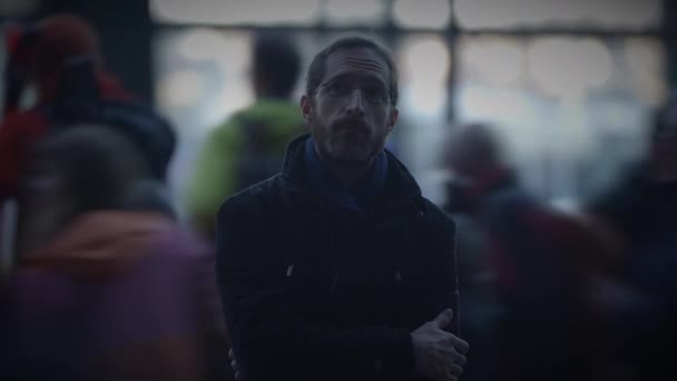 kaukaski mężczyzna osoba w okulary stojący z w tłum Przemyślany niepewny - Materiał filmowy, wideo