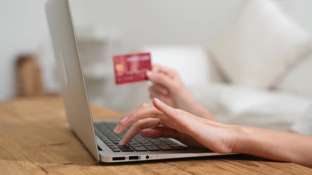 女性ショッピングやオンラインで支払う インターネットマーケットプレイス 現代のライフスタイルのための販売アイテムのためのブラウジングと鮮やかなサイバーセキュリティソフトウェアによって保護された財布からオンライン支払いのためのクレジットカードを使用します. - 映像、動画