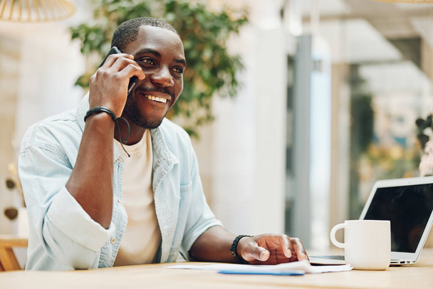 Styl życia człowiek biznes czarny mobilny profesjonalny wewnątrz stół portret osoba wesoła rozmowa dorosły szczęśliwy komputer siedzi telefon uśmiechnięta technologia - Zdjęcie, obraz